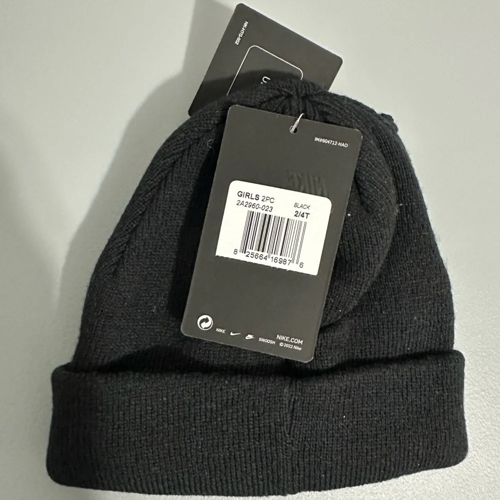 Nike bennie,mittens set for kids black with pink lettering.
